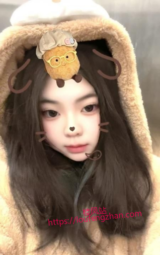 花奶纹身坦克小妹