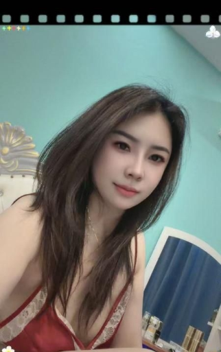 小鸟依人美少妇