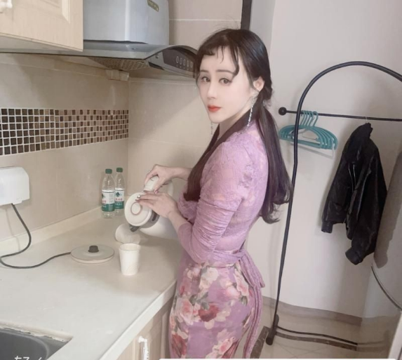 皮肤白皙翘臀姐姐